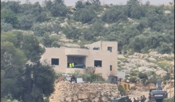 الاحتلال يهدم منزلاً في ترقوميا غرب الخل...