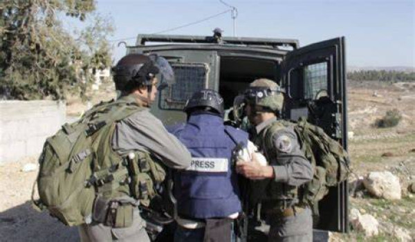 الاحتلال يحتجز طاقم تلفزيون فلسطين في عن...
