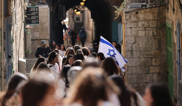 مستوطنون يقتحمون الأقصى ويرفعون العلم ال...