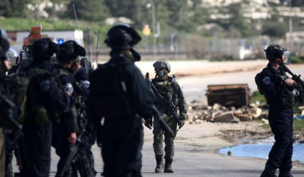 قوات الاحتلال تغلق المدخل الوحيد لقرية ا...