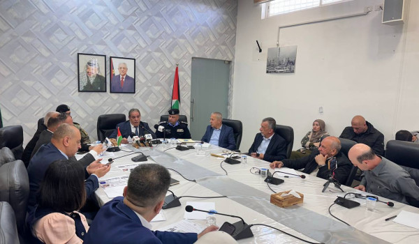 خلال مؤتمر صحفي بحضور قادة الامن : المحا...