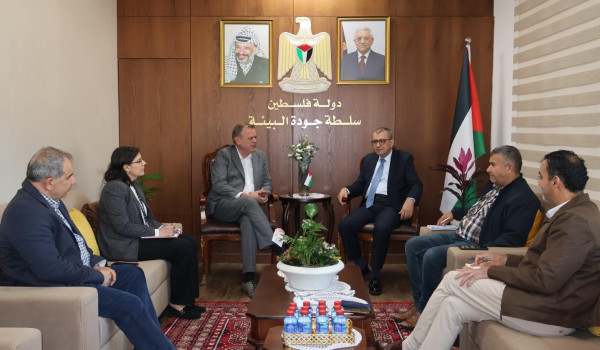 رئيس سلطة جودة البيئة يبحث مع السفير اله...