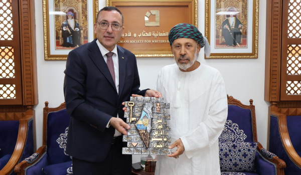 الرويضي يبحث مع رئيس الجمعية العُمانية ل...