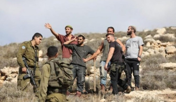 مستعمرون يجبرون مزارعين على مغادرة أراضي...