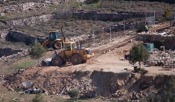 قوات الاحتلال تدمر خطوط مياه زراعية في ع...