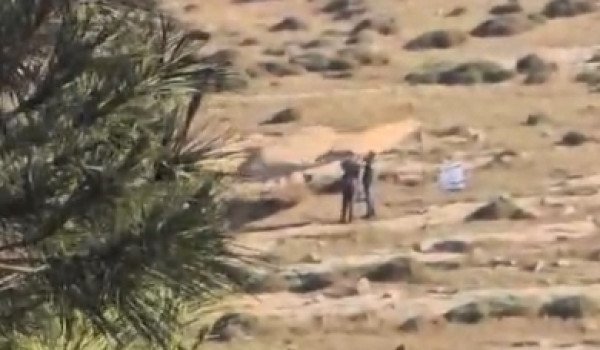 مستعمرون ينصبون خيمة في قرية كيسان شرق ب...