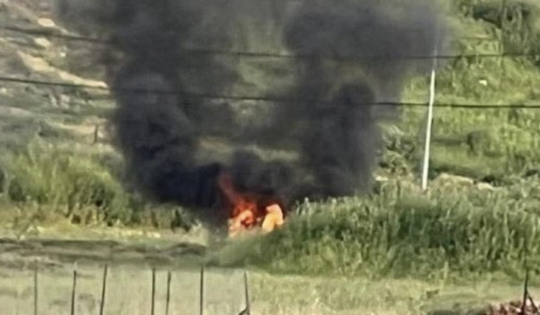 المستوطنون يحرقون مركبتين خلال هجومهم عل...