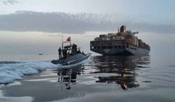 الحرس الثوري الإيراني يعترض سفينة حاويات...