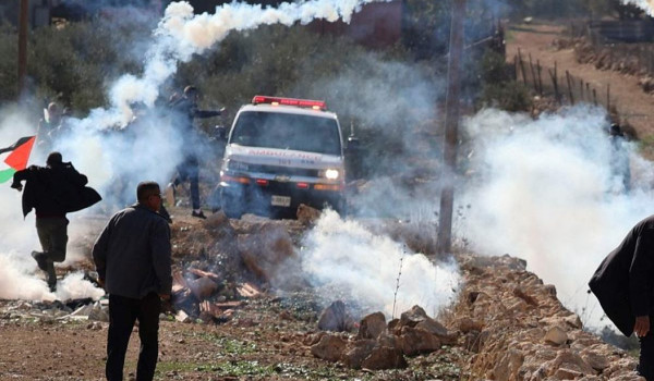 (محدث) إصابات بالاختناق واعتقال مواطن خل...