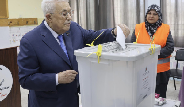 الرئيس يدلي بصوته في الانتخابات المحلية ...