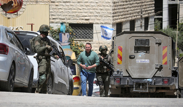 إصابات واعتقالات خلال حملة اقتحامات بالض...