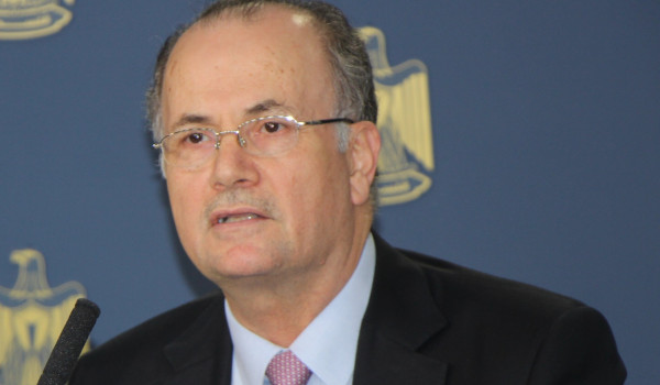 رئيس الوزراء: إسرائيل تخنق الاقتصاد الفل...