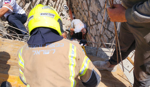 حيفا: إصابة عامل بجروح خطيرة إثر سقوطه م...