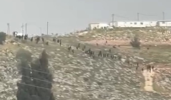 مستعمرون يشنون هجوماً واسعاً على قرية جا...