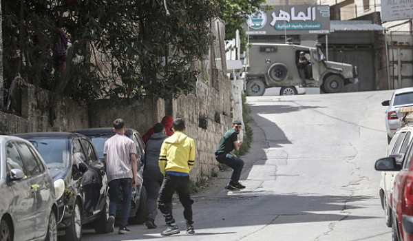 إصابات واعتقالات بالضفة واقتحامات الاحتل...