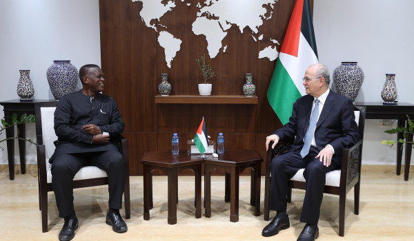 مصطفى يبحث مع رئيس اتحاد كُتَّاب عموم أف...