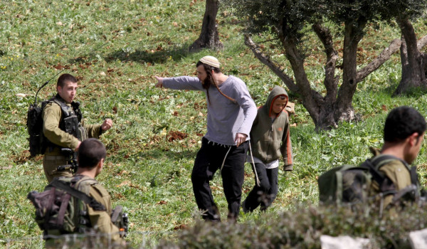 مستعمرون يشرعون بتجريف أراضٍ في بتير غرب...