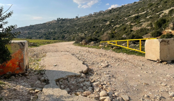 مستعمرون ينصبون بوابة حديدية على شارع وا...