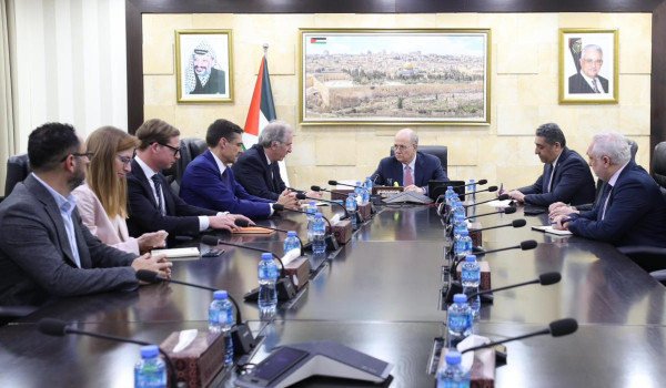 مصطفى يطلع المبعوث الأوروبي على آخر المس...