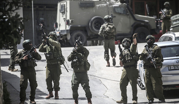 اعتقالات وإصابات خلال مداهمات الاحتلال ب...