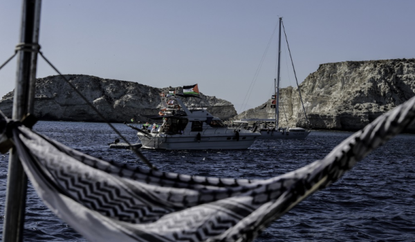 الاحتلال يقتحم سفن مساعدات متجهة لقطاع غ...