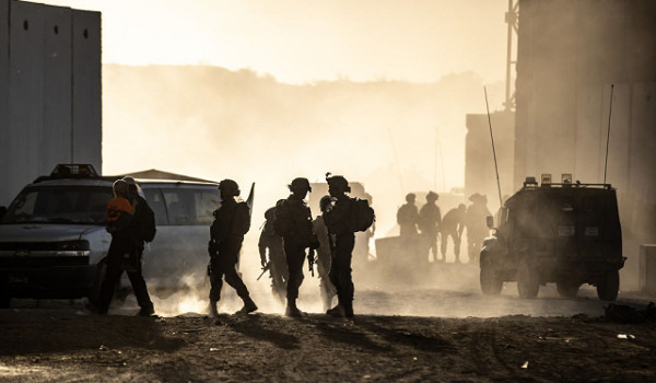 اتهام ضابط إسرائيلي هرّب بضائع إلى غزة...