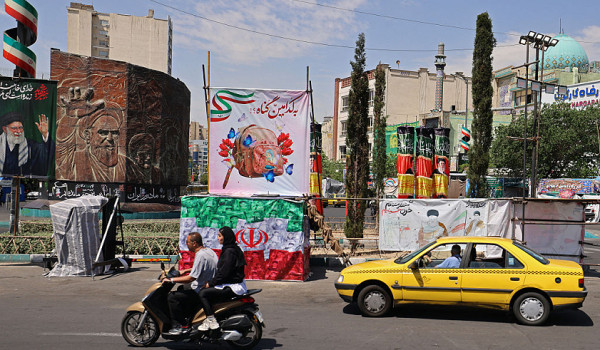 إيران تتصدى لمسيّرات في سماء طهران وترام...