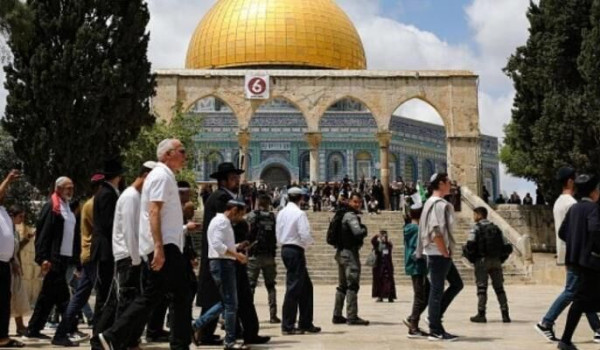 الأوقاف: الاحتلال اقتحم المسجد الأقصى 30...