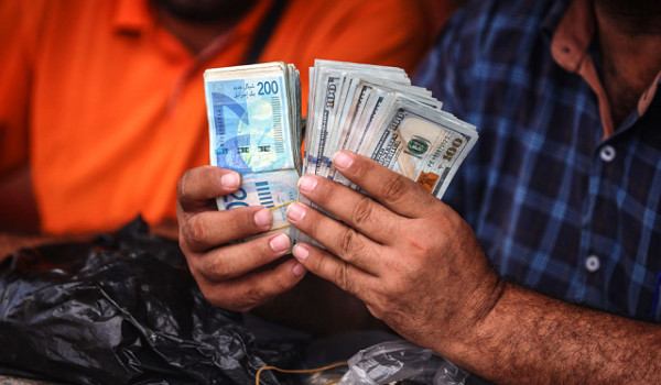 الدولار يهبط مجددا عند أدنى مستوى منذ 19...