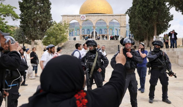 مستعمرون بقيادة المتطرف 