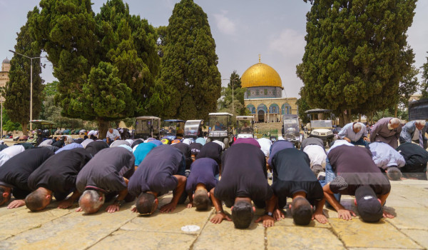 عشرات الآلاف يؤدون الجمعة في المسجد الأق...