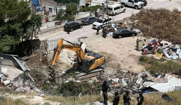 الاحتلال يستكمل هدم الطابق السفلي من بنا...