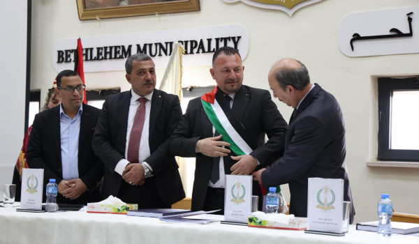 برئاسة حنانيا : مجلس بلدي بيت لحم يتسلم ...