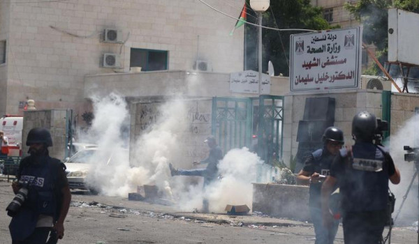 الاحتلال يطلق قنابل الغاز تجاه مدرسة في ...