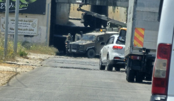 الاحتلال يغلق شارع النفق شمال غرب القدس...