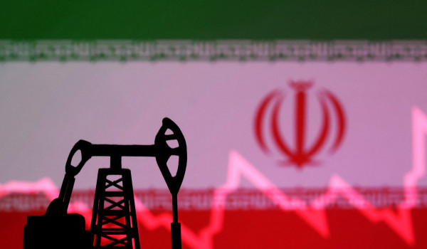 النفط يتراجع بأكثر من 4% مع ترقب اتفاق أ...