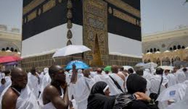 1.5 مليون حاجّ في مِنى وسط موجة حرّ شديد...