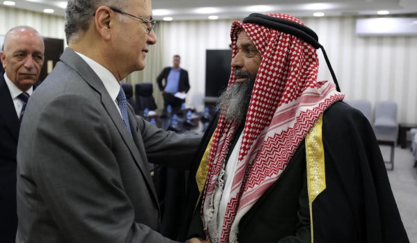 رئيس الوزراء يبحث مع أهالي الخان الأحمر ...