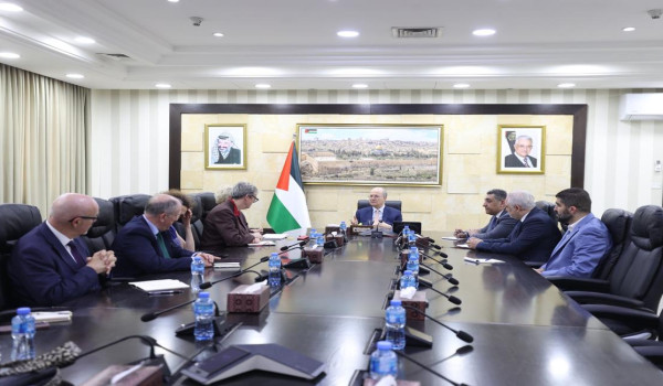 رئيس الوزراء يلتقي وفدًا برلمانيًا يضم م...