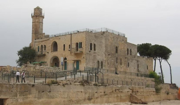 محافظة القدس: مسجد النبي صموئيل يواجه أخ...