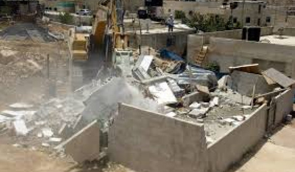 الاحتلال يخطر بهدم ثلاثة منازل وإزالة خط...