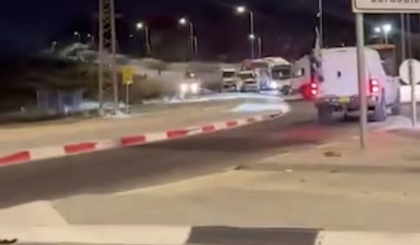 مستوطنون يغلقون شارعا ويمنعون مرور المرك...