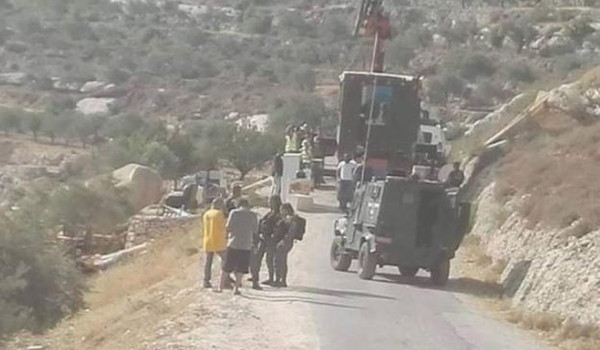 الاحتلال يحتجز شاحنة ويستولي على معدات ل...