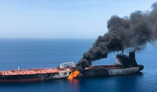 حريق غامض يجبر طاقم ناقلة نفط على الإجلا...