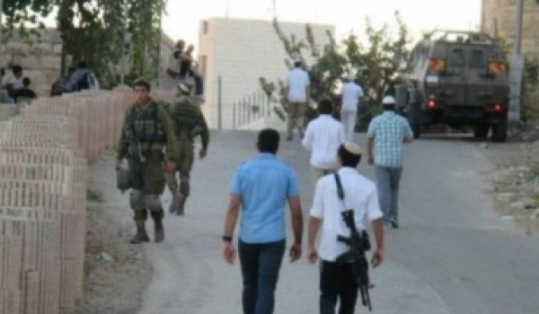 مستعمرون يهاجمون بالحجارة منزلاً على أطر...