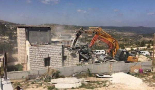 الاحتلال يخطر بهدم منزل في الأغوار الشما...