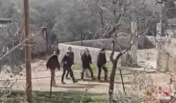 مستعمرون يهاجمون منزلا في تجمع عرب الكعا...