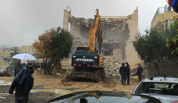 الاحتلال يهدم منشآت سكنية وزراعية في بلد...