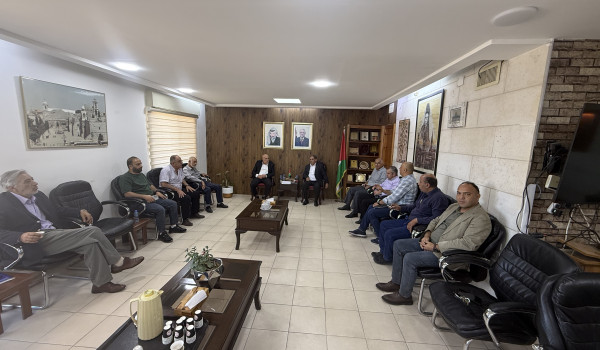 المحافظ ابو عليا ورئيس بلدية بتير يبحثون...