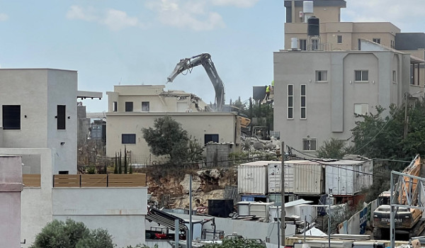 آليات إسرائيلية تهدم منازل ومبانٍ في برط...